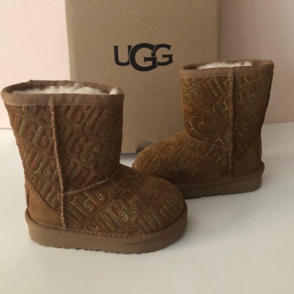 UGG Classic II Graphic Stitch Leather Kids' Short Boot for boy or girl. Size: 6 - Picture 4 of 13